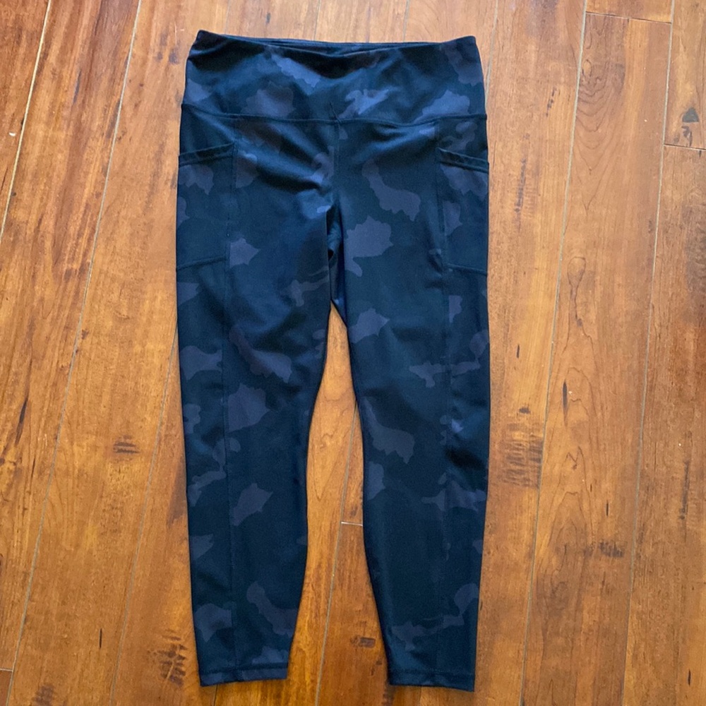 **90 Degree by Reflex black camouflage capri workout pants size XL